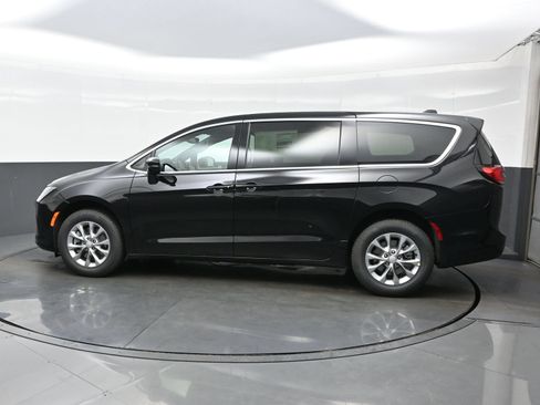 New 2027 Chrysler Pacifica Select AWD/4WD image 4
