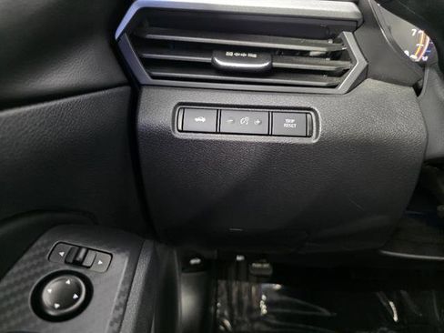 Used 2025 Nissan Altima 2.5 SV FWD image 40