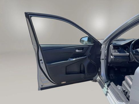 Used 2015 Toyota Camry SE FWD image 12