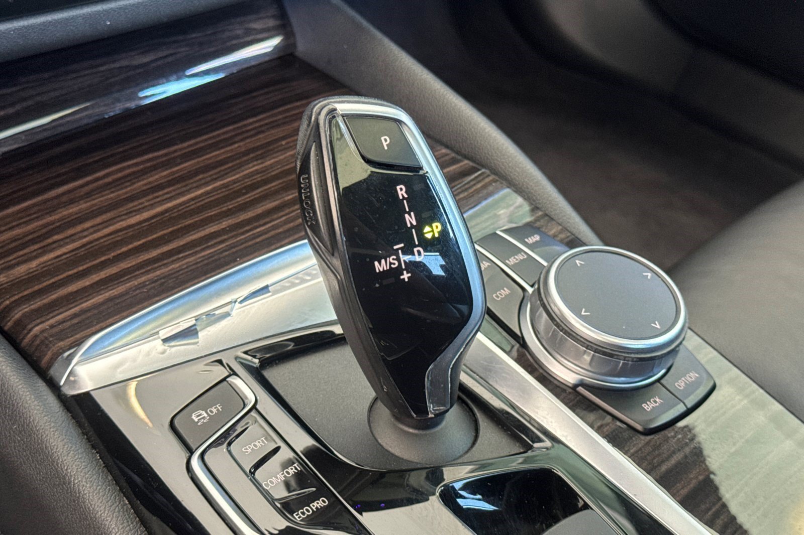 Used 2019 BMW 530e w/ Convenience Package RWD image 17