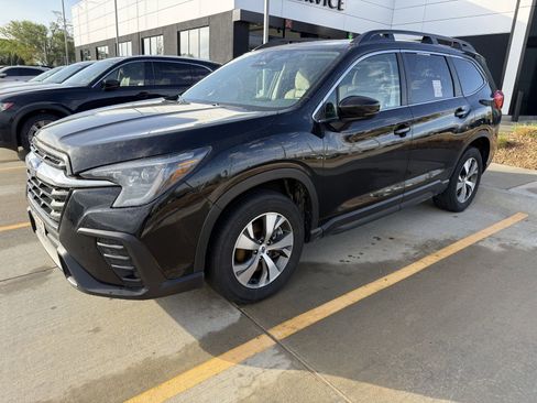 Used 2025 Subaru Ascent Premium AWD/4WD image 1
