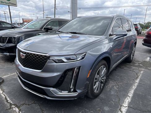 Used 2021 Cadillac XT6 Premium Luxury FWD image 2