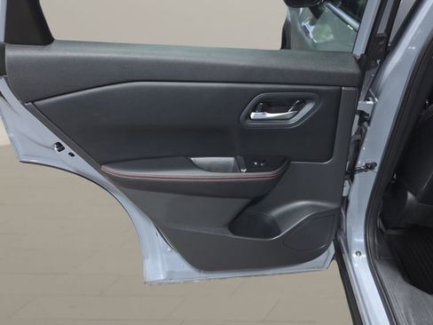Used 2025 Nissan Rogue SV AWD/4WD image 17