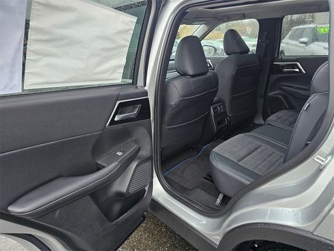 New 2025 Mitsubishi Outlander SE image 10