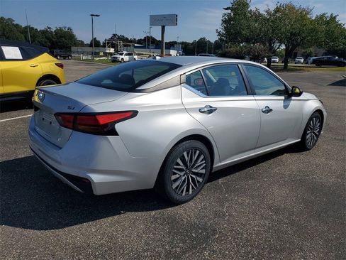 Used 2024 Nissan Altima 2.5 SV image 4