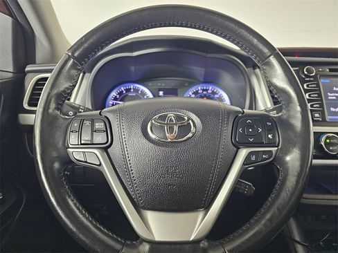Used 2018 Toyota Highlander Limited Platinum image 25