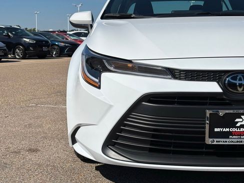 Used 2025 Toyota Corolla LE image 4