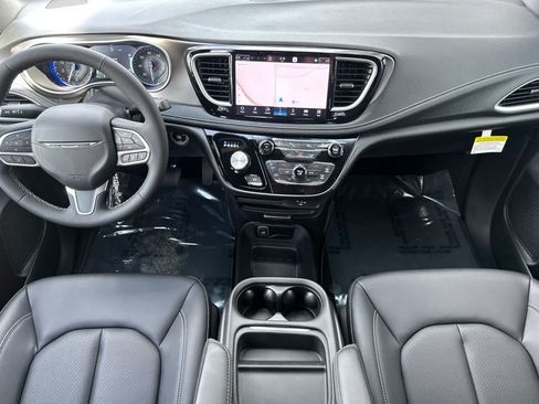 New 2027 Chrysler Pacifica Select AWD/4WD image 3