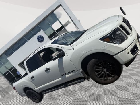 Used 2018 Nissan Titan SV w/ SV Convenience Package AWD/4WD image 2