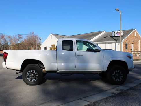 Used 2019 Toyota Tacoma SR w/ SR Convenience Package image 9