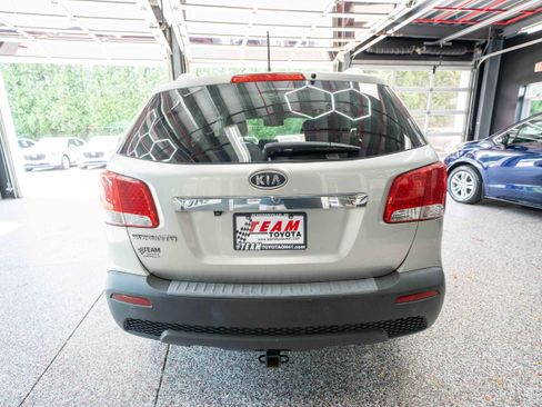Used 2012 Kia Sorento LX w/ Convenience Pkg FWD image 3