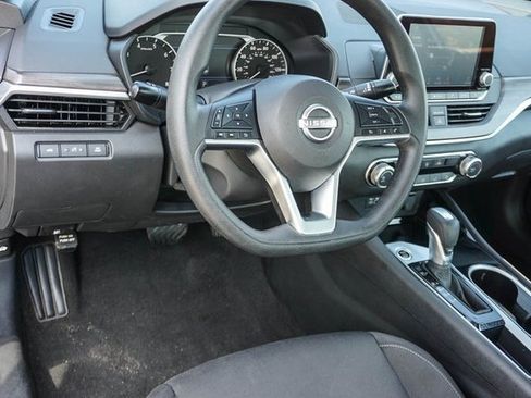 Used 2024 Nissan Altima 2.5 SV image 10