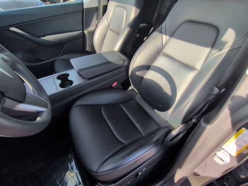 Used 2022 Tesla Model Y Long Range image 15