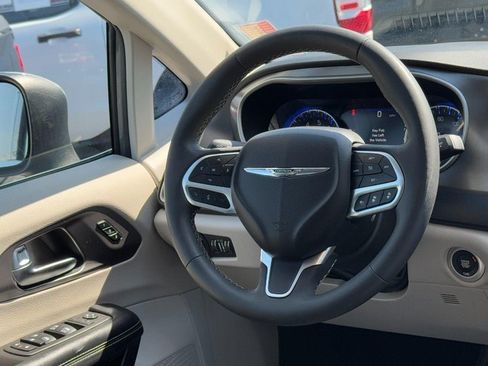 Used 2023 Chrysler Pacifica Touring-L FWD image 15