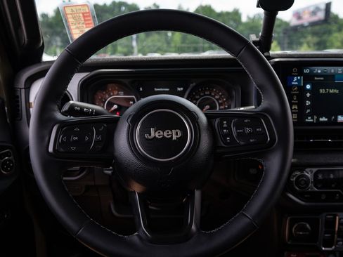 Used 2025 Jeep Gladiator Sport AWD/4WD image 28