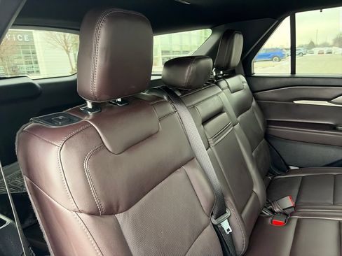Used 2025 Ford Explorer Platinum AWD/4WD image 41
