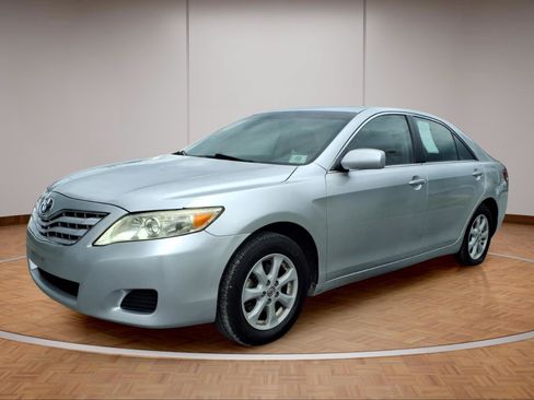 Used 2010 Toyota Camry LE FWD image 3