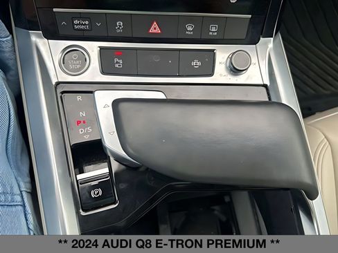 Used 2024 Audi Q8 e-tron Premium image 32
