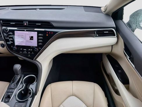 Used 2018 Toyota Camry XLE FWD image 17