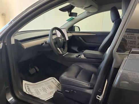 Used 2024 Tesla Model Y Long Range AWD/4WD image 2