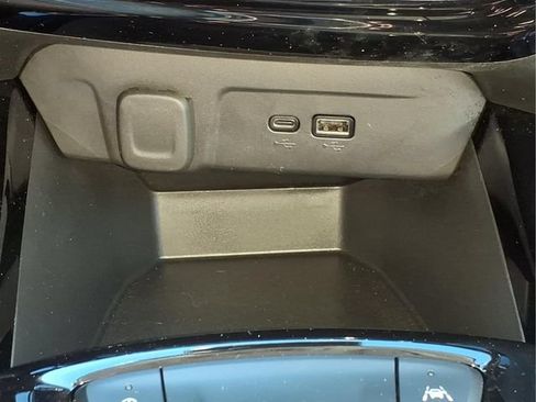 Used 2024 Chevrolet Trax LT FWD image 19