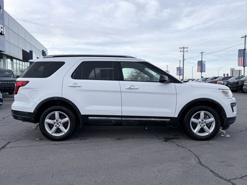 Used 2018 Ford Explorer XLT image 9
