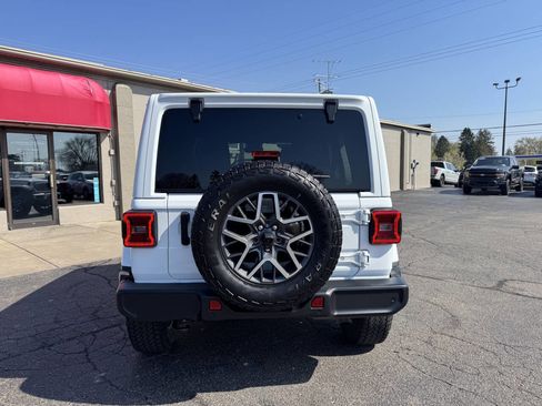 Used 2024 Jeep Wrangler Unlimited Sahara w/ Technology Group AWD/4WD image 4