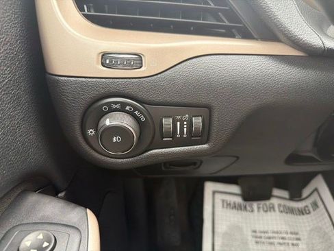 Used 2017 Jeep Cherokee Latitude w/ Cold Weather Group AWD/4WD image 26