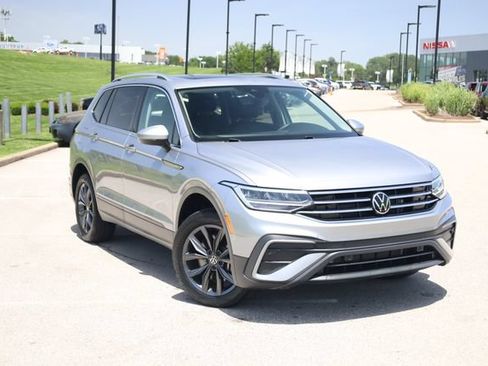 Used 2023 Volkswagen Tiguan SE w/ Panoramic Sunroof Package FWD image 2