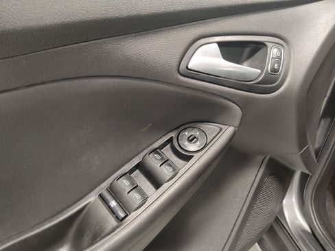 Used 2018 Ford Focus SE w/ Cold Weather Package FWD image 27