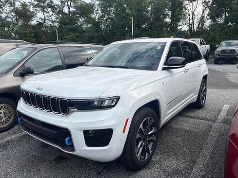 Used 2023 Jeep Grand Cherokee Overland w/ Luxury Tech Group IV AWD/4WD image 12