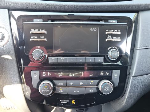 Used 2017 Nissan Rogue SV FWD image 17