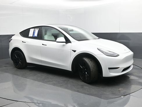 Used 2022 Tesla Model Y Long Range image 7