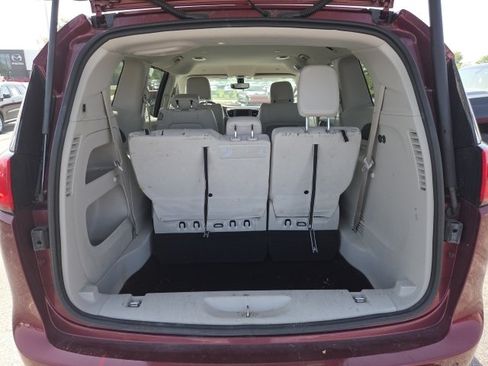 Used 2019 Chrysler Pacifica Touring-L FWD image 11