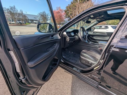 Used 2023 Jeep Grand Cherokee L Laredo image 8