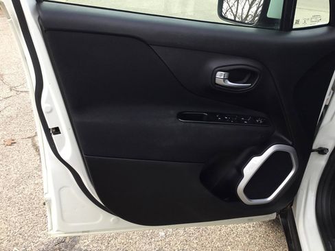 Used 2018 Jeep Renegade Latitude image 14