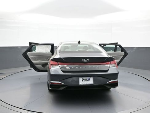 Certified 2021 Hyundai Elantra SE FWD image 46