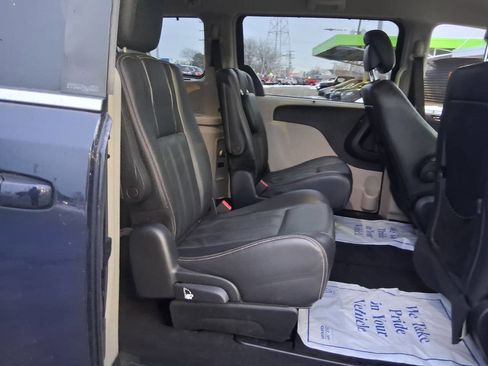 Used 2013 Chrysler Town & Country Touring image 15