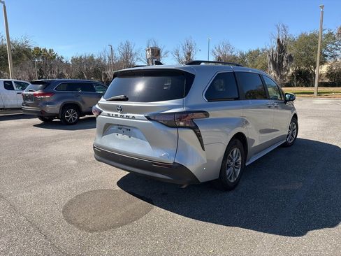 Used 2024 Toyota Sienna XLE image 5