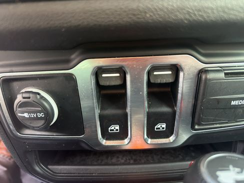 Used 2024 Jeep Wrangler Sport S image 12