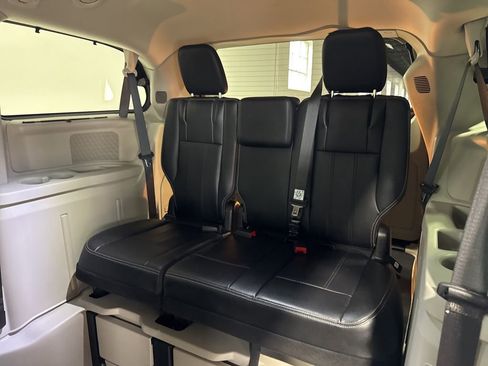 Used 2015 Chrysler Town & Country Touring FWD image 29