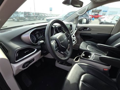 Used 2023 Chrysler Pacifica Touring-L FWD image 14