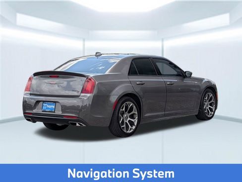 Used 2018 Chrysler 300 S w/ 300S Premium Group RWD image 9