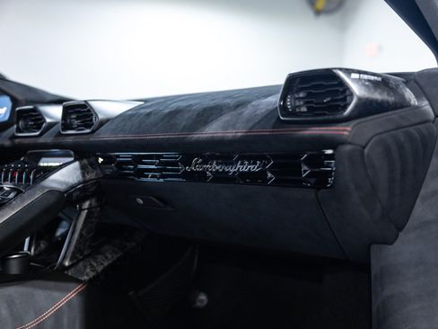 Used 2018 Lamborghini Huracan Performante AWD/4WD image 37