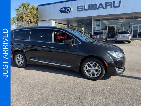 Used 2020 Chrysler Pacifica Touring-L FWD image 1