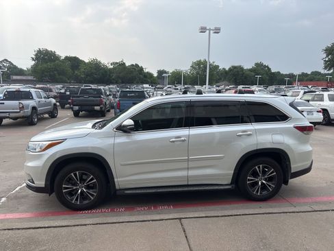 Used 2016 Toyota Highlander XLE FWD image 3