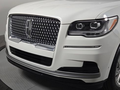 Certified 2023 Lincoln Navigator Reserve AWD/4WD image 8