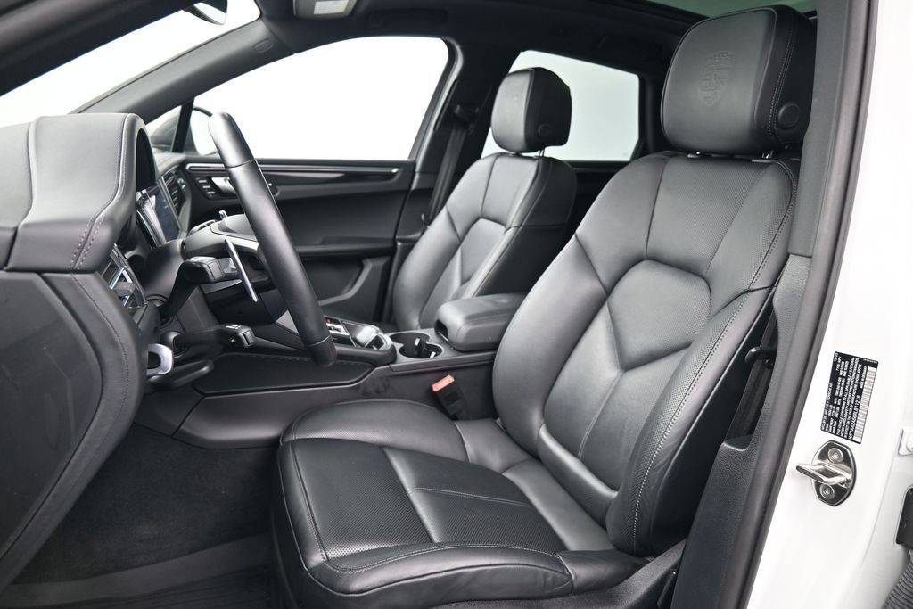 Certified 2024 Porsche Macan Turbo AWD/4WD image 5