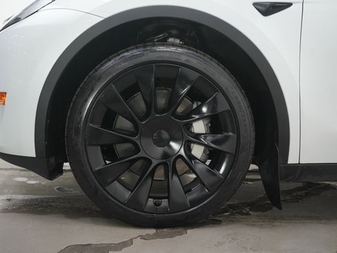 Used 2024 Tesla Model Y Long Range image 27