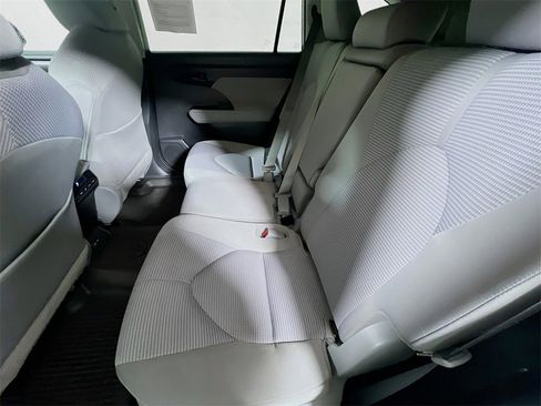 Certified 2022 Toyota Highlander LE image 21
